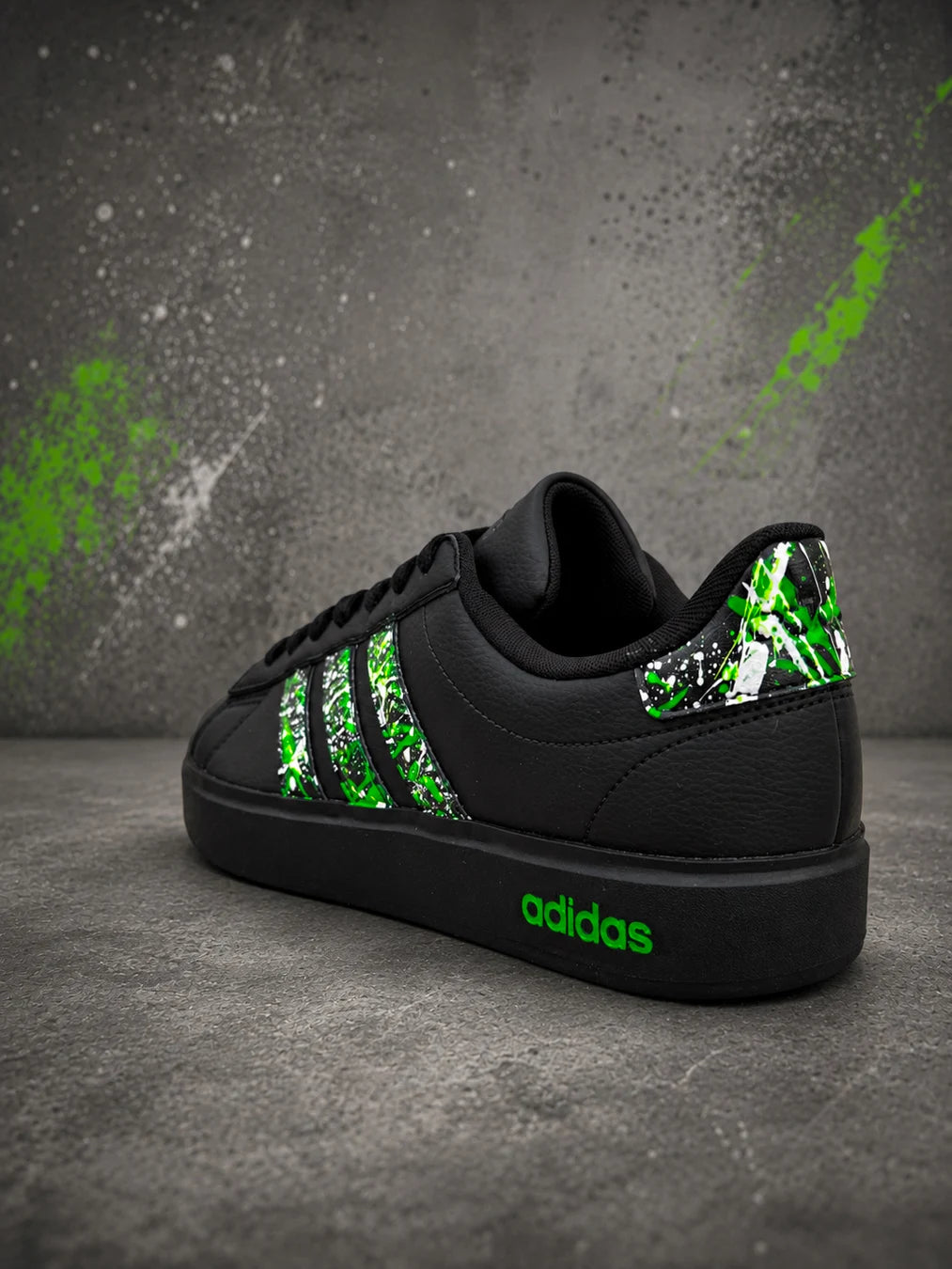 Basket Adidas femme noire personnalisée avec touches vert fluorescent et blanches