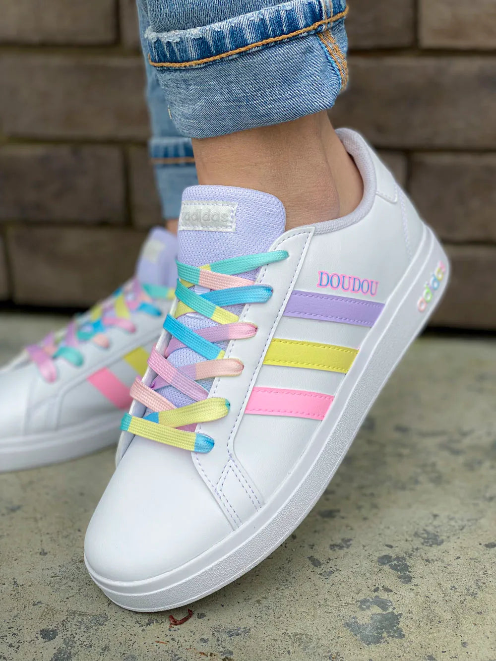 Détail du talon pastel sur Adidas Grand Court personnalisée