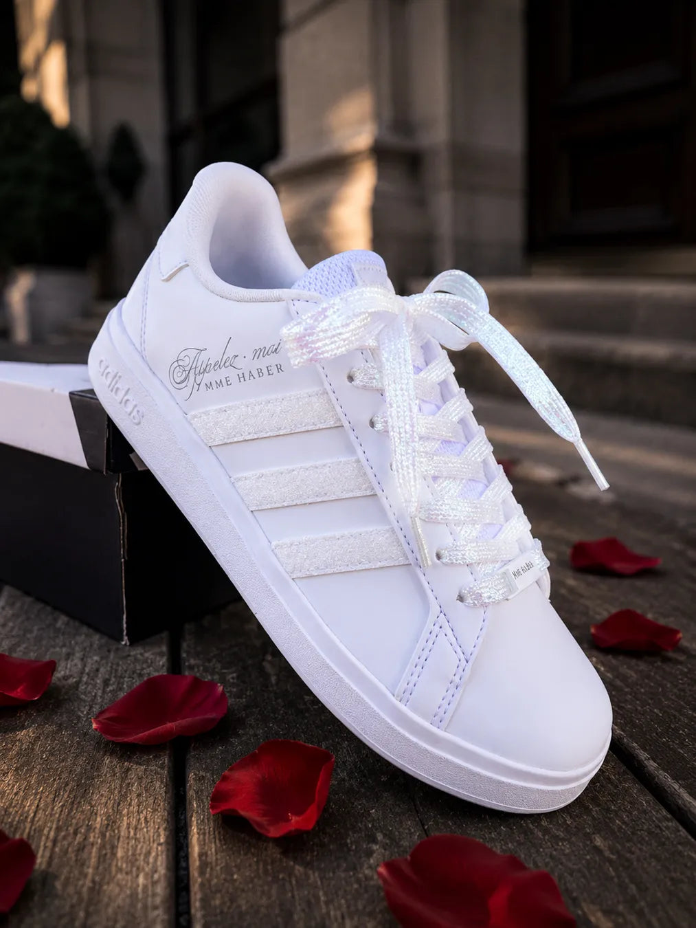 Baskets Adidas mariage personnalisées avec prénom des mariés et date du mariage.