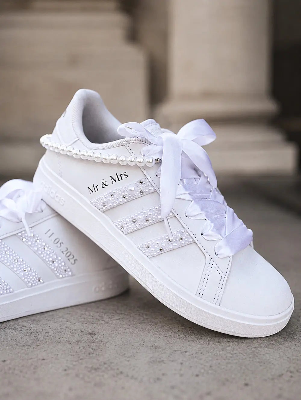 Adidas mariée personnalisée avec perles blanches, lacets satin et inscription Mr & Mrs pour mariage élégant signé COLORSNEAK
