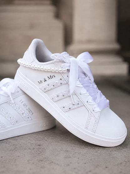 Adidas mariée personnalisée avec perles blanches, lacets satin et inscription Mr & Mrs pour mariage élégant signé COLORSNEAK