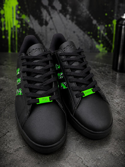 Adidas noire personnalisée avec peinture vert fluo et blanche et bijoux de chaussures