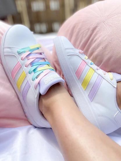 Détail des couleurs pastel sur basket Adidas personnalisée
