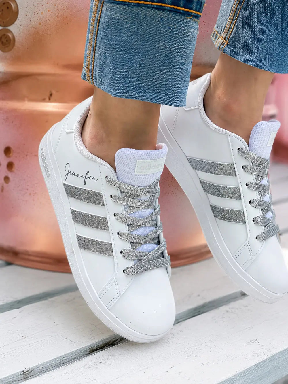 Adidas personnalisée femme avec prénom noir et bandes glitter argent, basket blanche élégante et unique