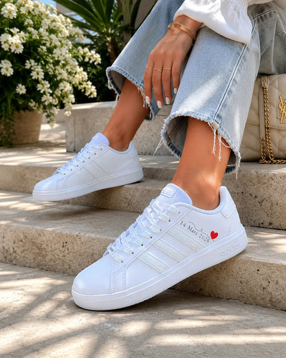 Adidas personnalisées femme pour mariage avec date et cœur rouge sur le côté de la chaussure.