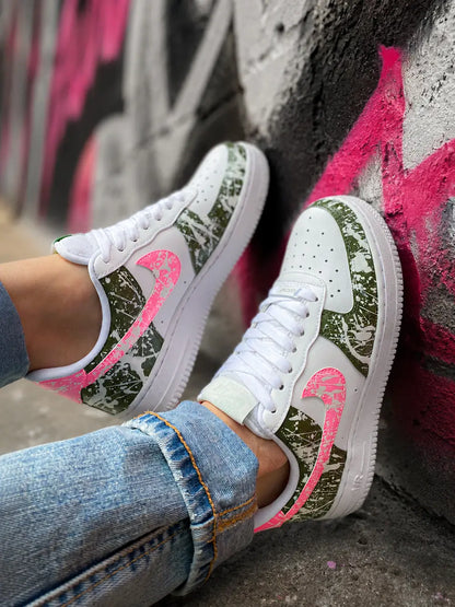 Nike Air Force 1 kaki et rose personnalisée avec effet peinture splash et détails rose fluo, basket femme streetwear premium.