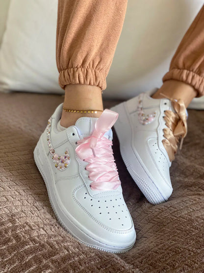 Détail perles nacrées sur swoosh Air Force 1 rose beige