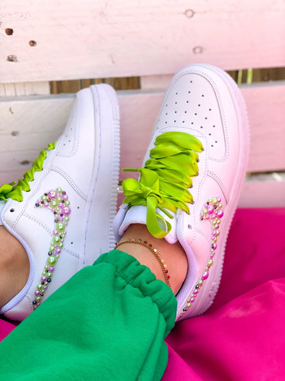 Détail perles nacrées sur swoosh Air Force 1 vert rose
