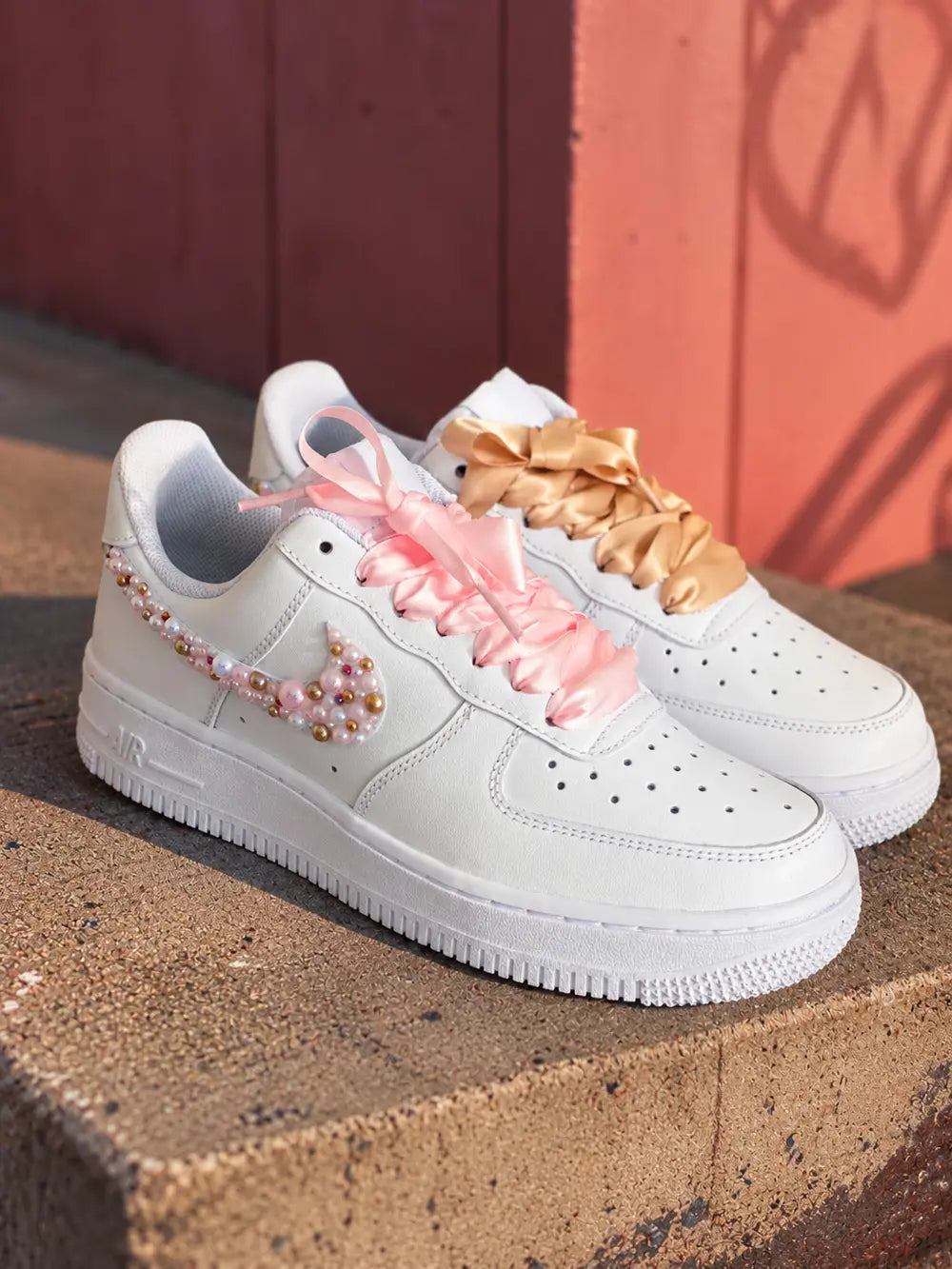 Air Force 1 blanche personnalisée femme avec lacets satin rose et beige, bijoux perles nacrées et look premium mode