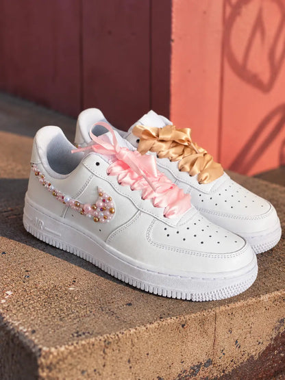 Air Force 1 blanche personnalisée femme avec lacets satin rose et beige, bijoux perles nacrées et look premium mode
