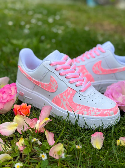 Détail couleur corail sur Air Force 1 personnalisée