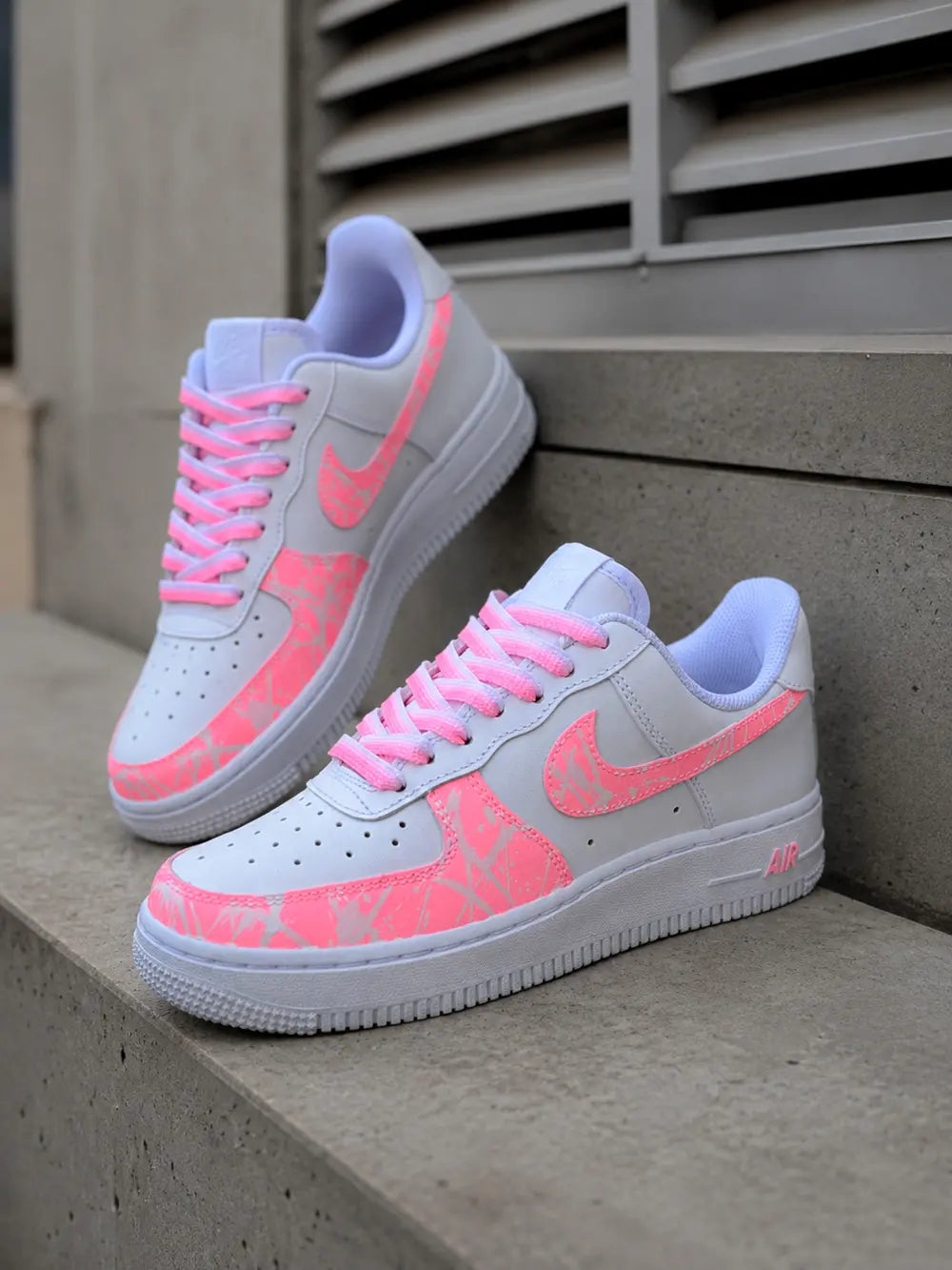 Paire de Air Force 1 custom corail rose pastel avec swoosh personnalisé et lacets roses, baskets femme artisanales premium.