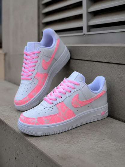 Paire de Air Force 1 custom corail rose pastel avec swoosh personnalisé et lacets roses, baskets femme artisanales premium.