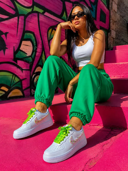 Air Force 1 personnalisée avec prénom, perles rose et vert pastel et lacets satin vert