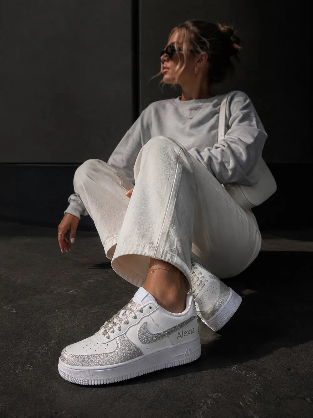 Baskets Nike Air Force 1 glitter argent portées en look lifestyle féminin premium, sneakers personnalisées élégantes pour mariage ou tenue chic.