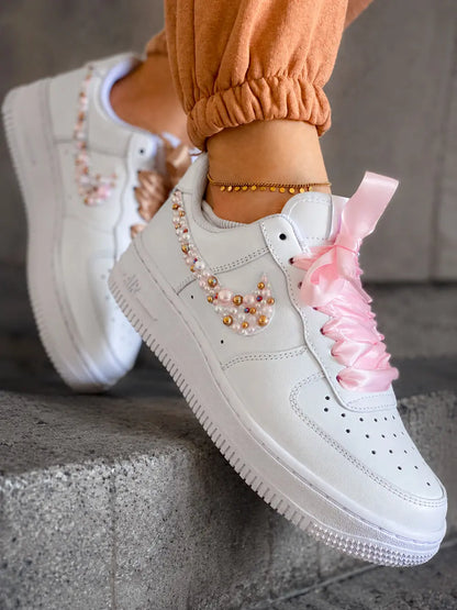 Nike Air Force 1 femme personnalisée avec perles roses et dorées, lacets satin rose et style streetwear chic premium signé COLORSNEAK