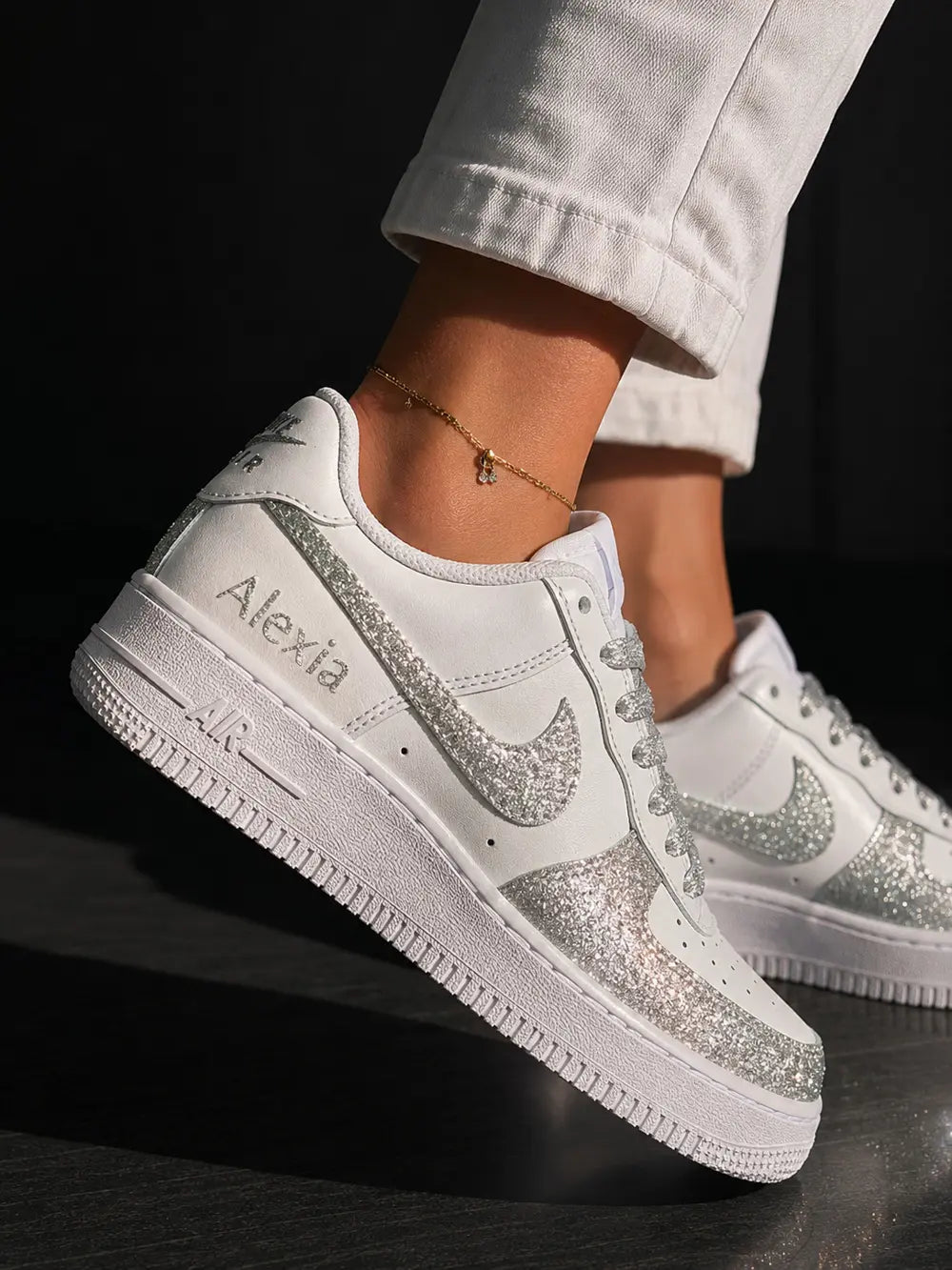 Nike Air Force 1 blanche personnalisée avec glitter argent et prénom Alexia, baskets custom premium femme pour mariage et cérémonie.