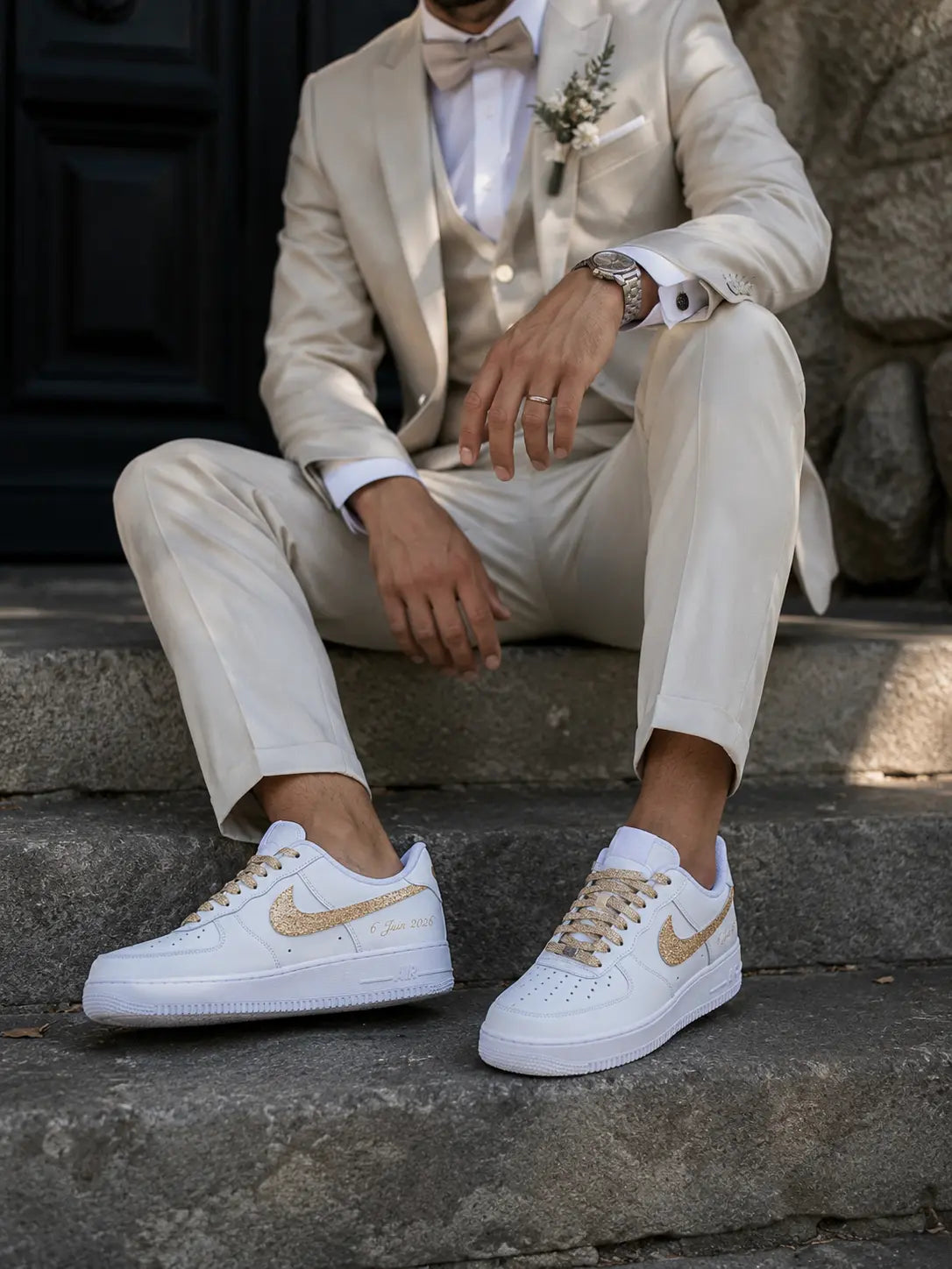 Nike Air Force 1 blanche personnalisée avec swoosh glitter gold et date de mariage dorée, baskets custom élégantes pour cérémonie.