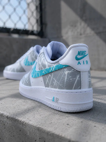 Vue arrière Air Force 1 personnalisée gris clair et bleu turquoise avec détails splash et finition premium.