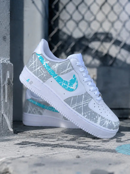 Air Force 1 custom gris clair avec swoosh bleu turquoise et effet peinture splash, sneakers premium homme femme.