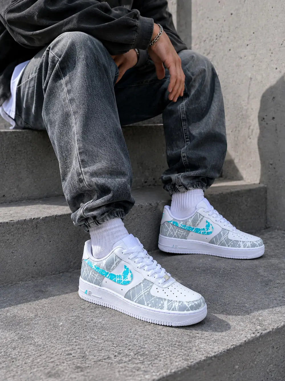 Nike Air Force 1 gris et bleu portée homme avec tenue streetwear urbaine et détails turquoise personnalisés.