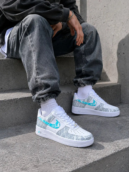 Nike Air Force 1 gris et bleu portée homme avec tenue streetwear urbaine et détails turquoise personnalisés.