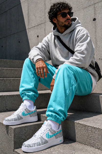 Nike Air Force 1 gris et bleu turquoise personnalisée portée homme avec style streetwear moderne, basket custom premium mixte.