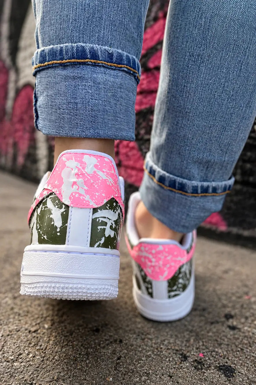 Vue arrière Air Force 1 personnalisée kaki et rose avec finitions peinture splash et détails premium.