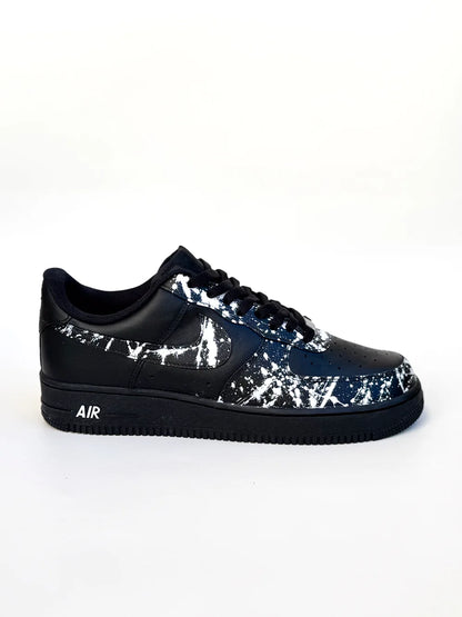 Air Force 1 noire effet peinture avec lacets blancs