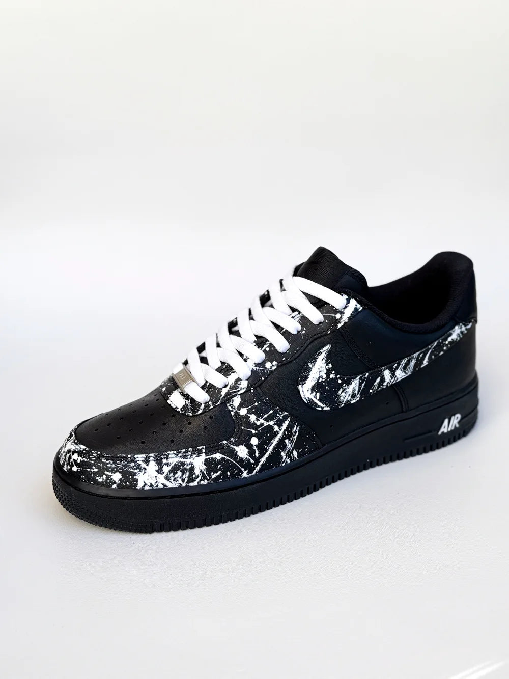 Air Force 1 noire personnalisée effet peinture avec lacets noirs