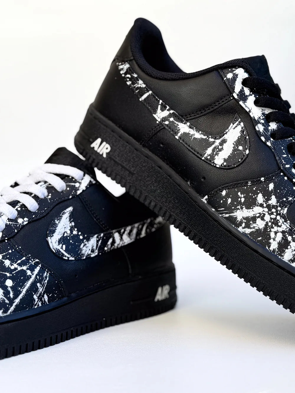 Air Force 1 noire effet peinture style street art