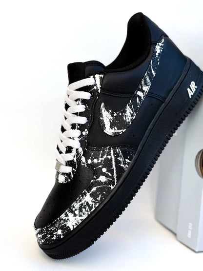 Swoosh Air Force 1 noir avec effet peinture blanche