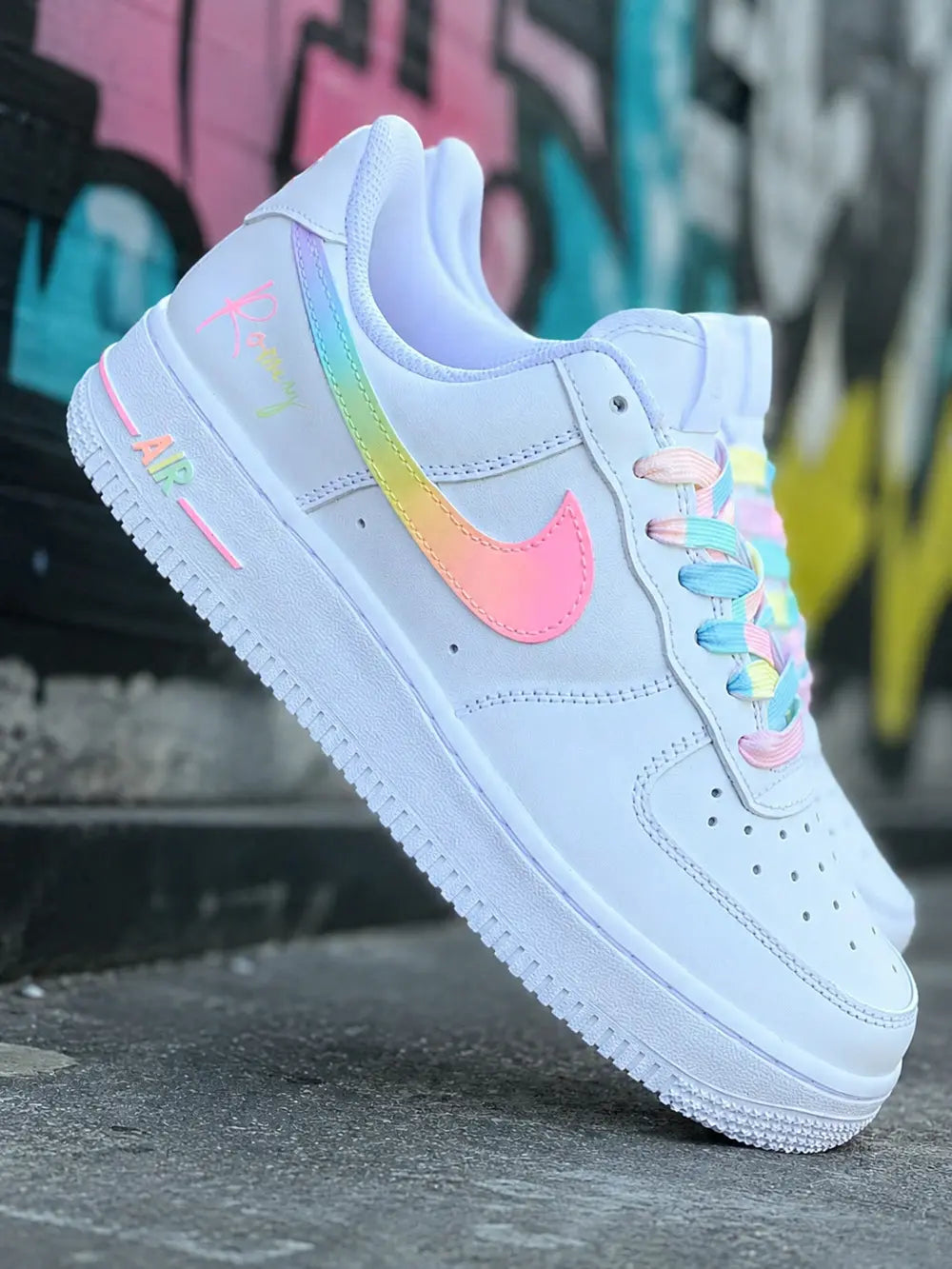 Nike Air Force 1 pastel personnalisée femme avec swoosh arc-en-ciel dégradé et lacets multicolores, baskets custom premium style tendance.