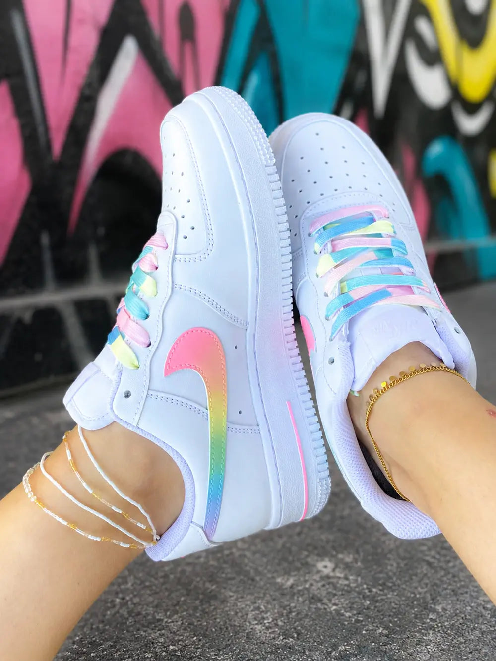 Air Force 1 pastel portée avec lacets multicolores et détails rose bleu jaune, basket personnalisée femme style mode tendance.