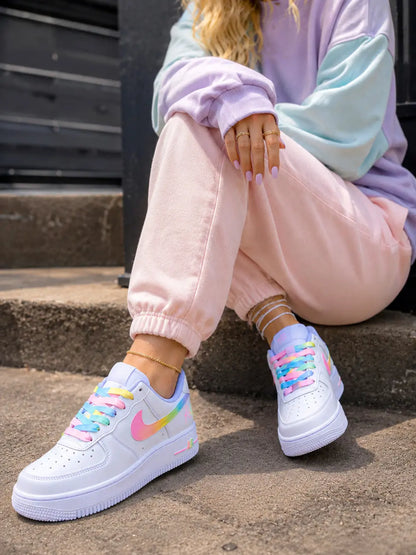 Nike Air Force 1 pastel personnalisée portée avec tenue femme pastel tendance, sneakers custom premium au style urbain.