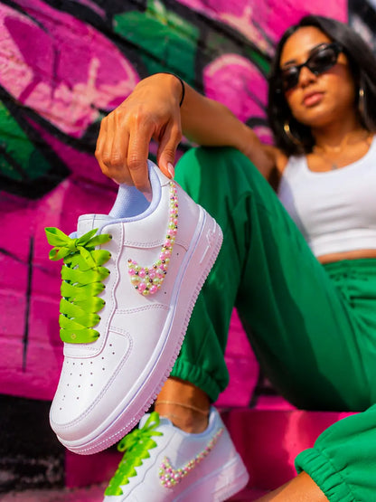 Air Force 1 personnalisée femme avec perles roses et vertes, lacets satin vert et custom fait main COLORSNEAK