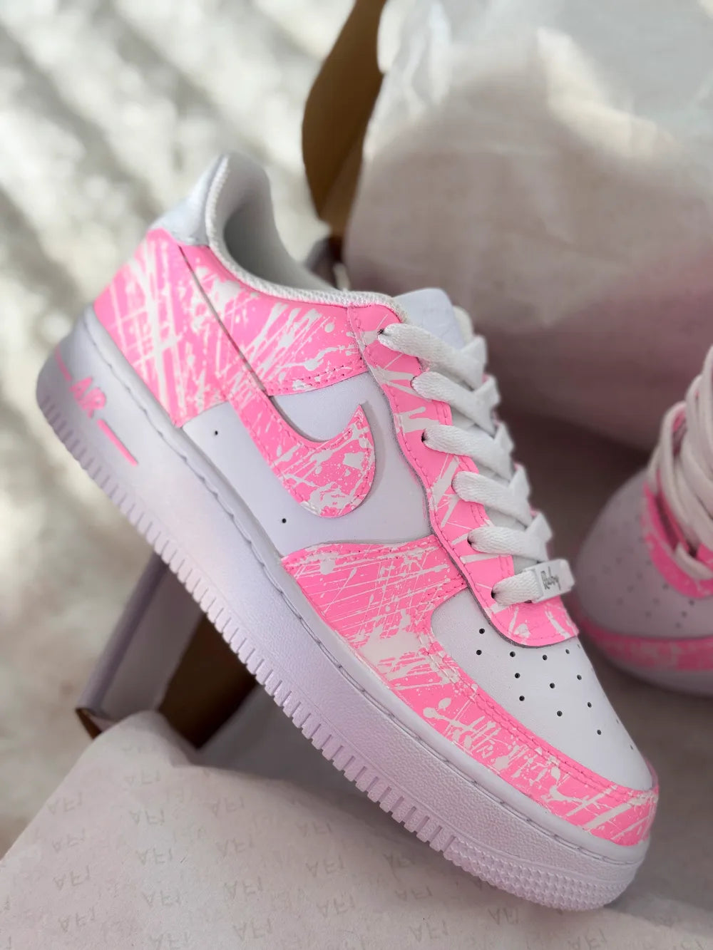 Détail du coloris rose fluo sur Air Force 1
