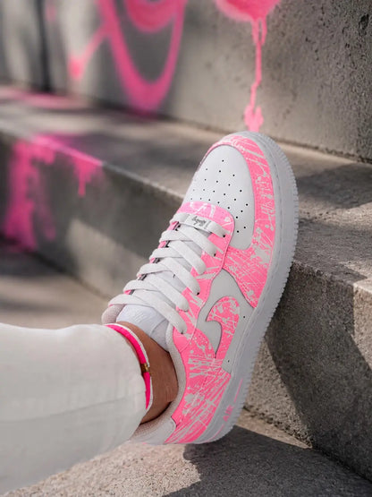 Nike Air Force 1 rose fluo personnalisée femme avec détails peinture splash rose néon sur base blanche, basket custom premium tendance.
