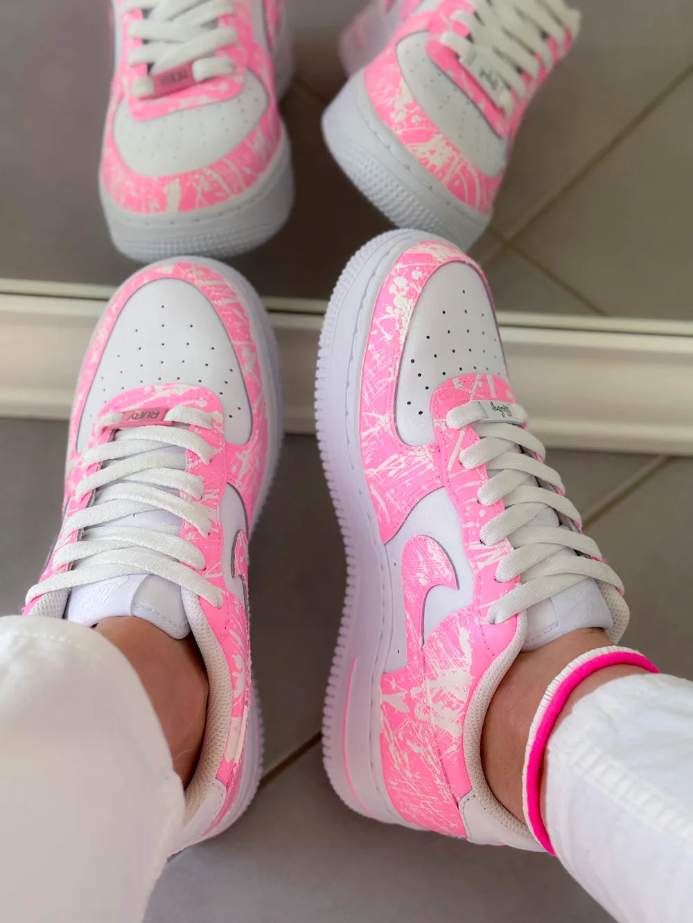 Nike Air Force 1 rose fluo portée style urbain
