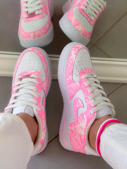 Nike Air Force 1 rose fluo portée style urbain