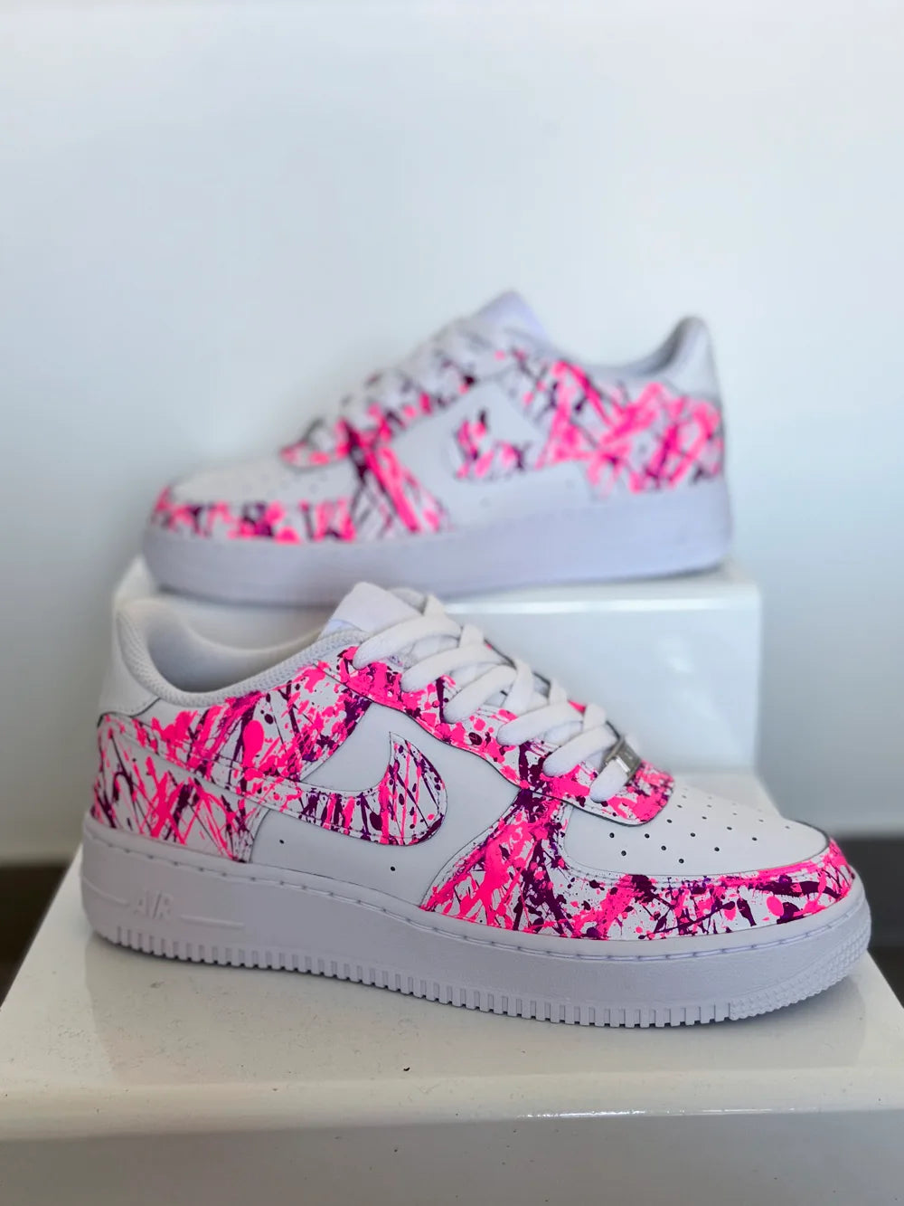 Création artisanale Air Force 1 rose fuchsia peinte à la main