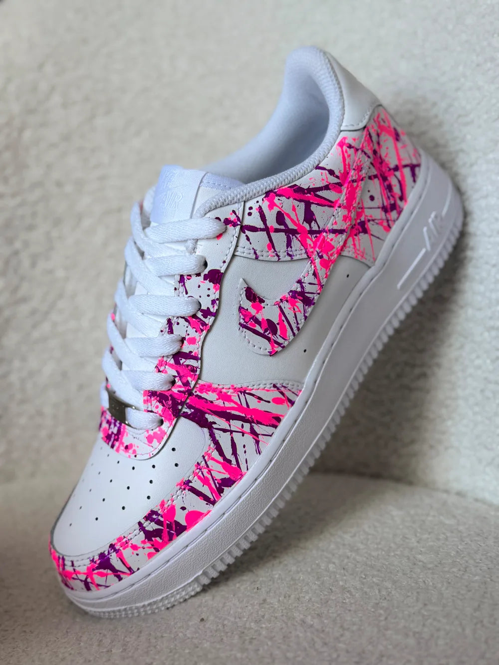 Air Force 1 rose et fuchsia personnalisée portée