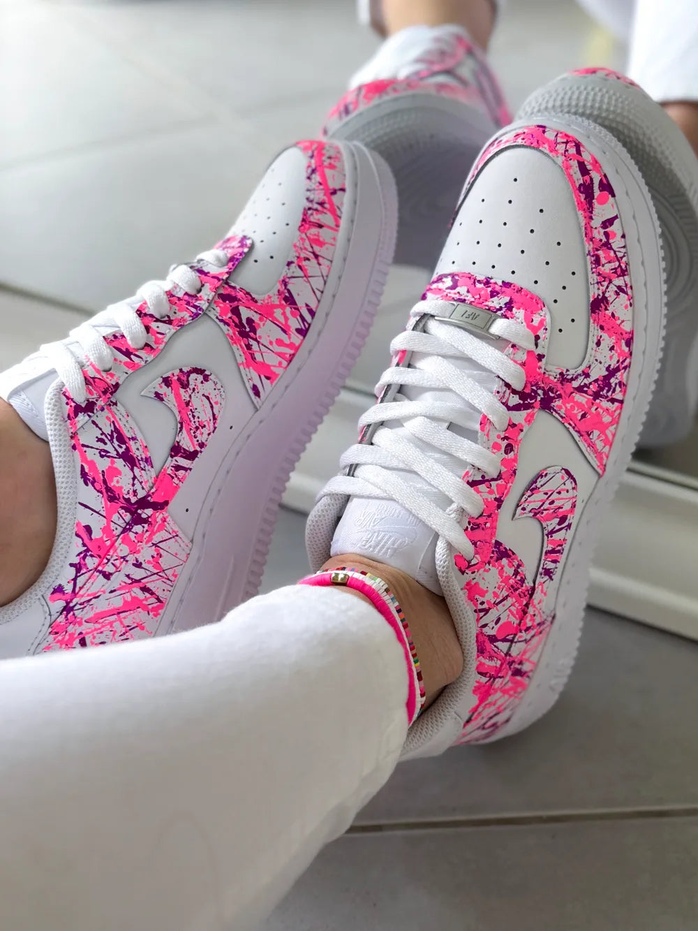 Détail swoosh Air Force 1 rose et fuchsia artistique