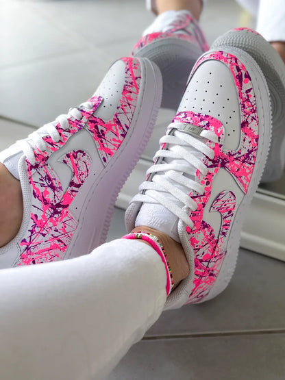 Détail swoosh Air Force 1 rose et fuchsia artistique