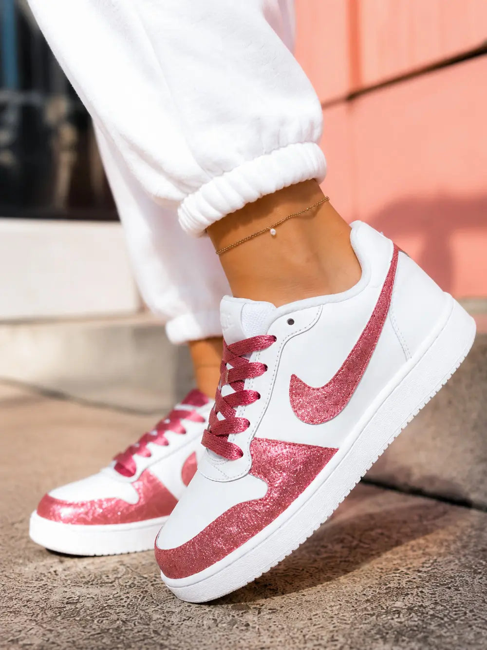 Détail de Nike Air Force custom glitter rose avec swoosh rose pailleté et lacets satin rose pour femme