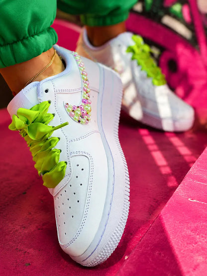 Air Force One custom femme avec swoosh en perles roses et vertes et lacets satin verts originaux