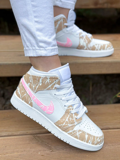 Détail du design beige et rose sur Air Jordan 1 Mid personnalisée