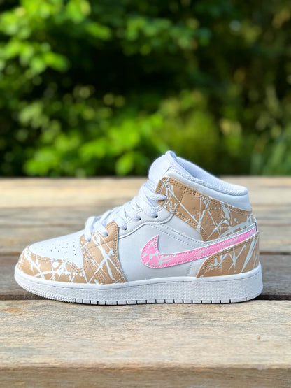Air Jordan 1 Mid beige et rose personnalisée style féminin