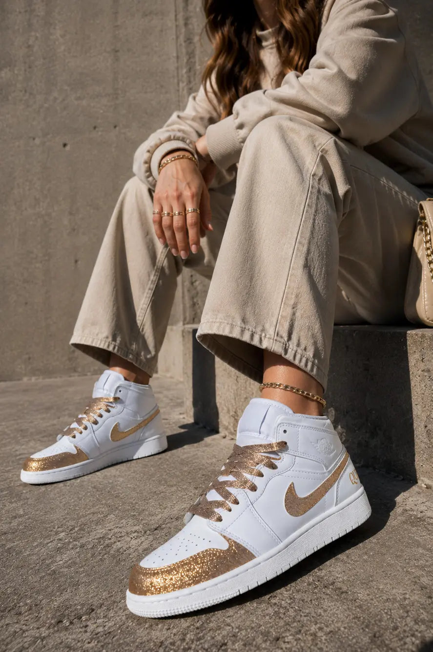 Nike Jordan 1 custom blanche et glitter gold portée en style luxe urbain avec pantalon beige oversize femme