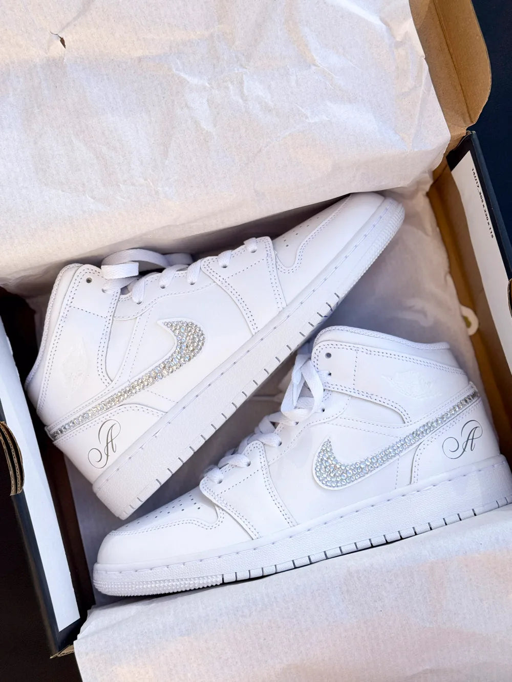 Vue de profil des Air Jordan blanches à strass blancs